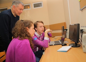 Алексей Кучейко помогает ребятам в подготовке проектов